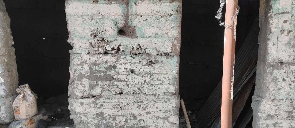 Ескі қабырғалар жарылған бояуы мен әшекей фрагменттерімен