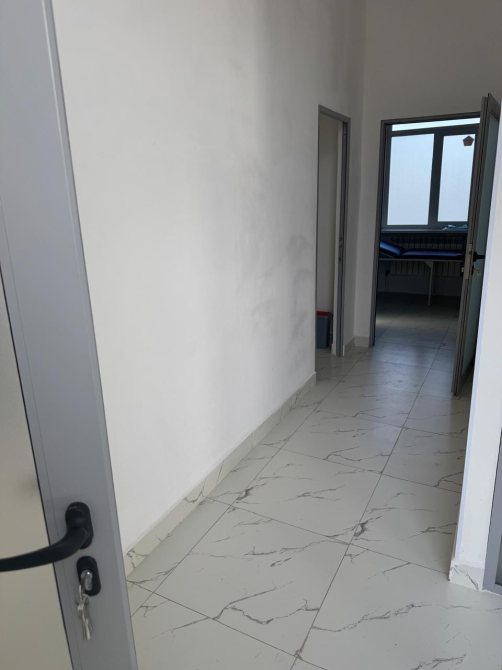 Клиника ішіндегі коридор ашық есіктермен