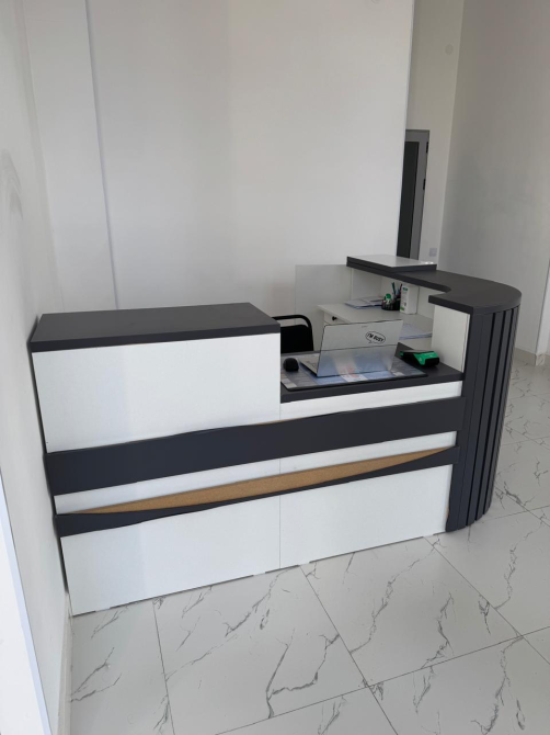 Құжаттар мен компьютермен ресепция үстелі