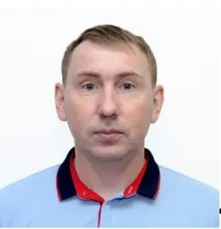Неизвестный человек на белом фоне