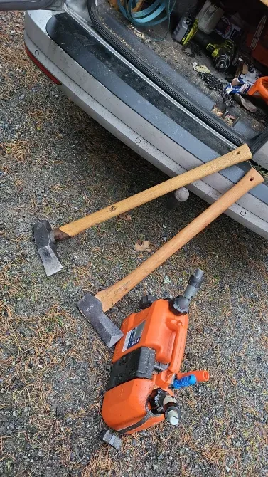 Два топора и бензопила на багажнике автомобиля