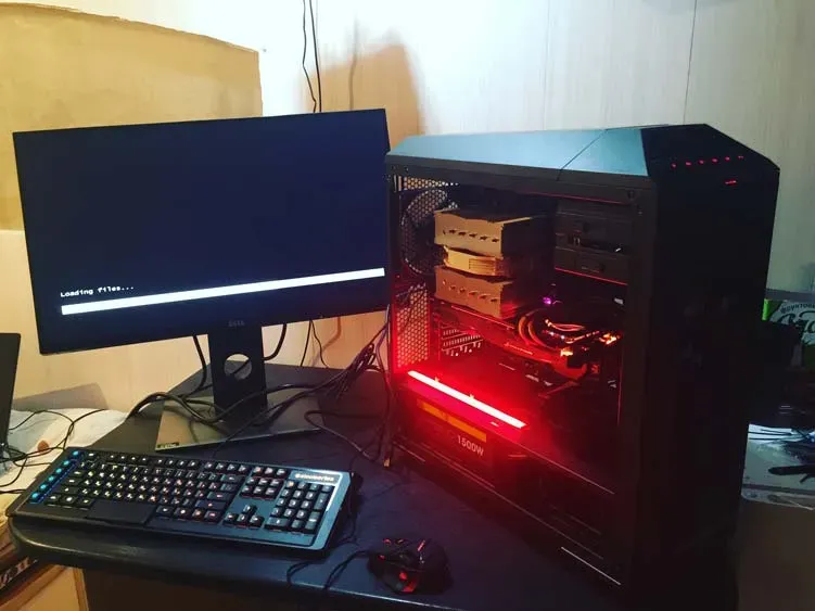 Мониторы, пернетақтасы және LED жарықтандыруымен үстел компьютері