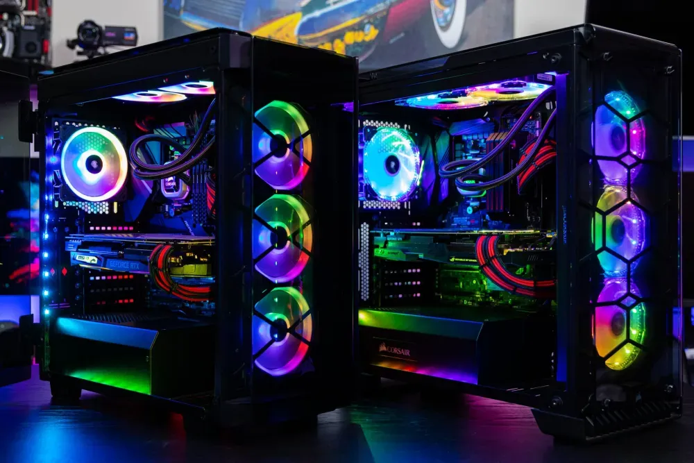Жарқын RGB жарықтандыруы мен ішінде көрінетін компоненттері бар екі ойын компьютері