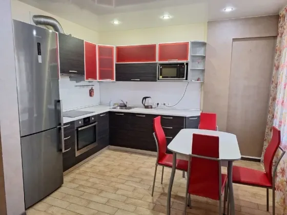 Современная кухня с красными акцентами и техникой