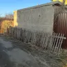 Ескі үй бетонды қабырғалармен және ағаш таяқшадан жасалған қоршаумен