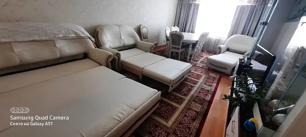 Ыңғайлы жайылған дивандар мен кресло жарық интерьердегі бөлмеде