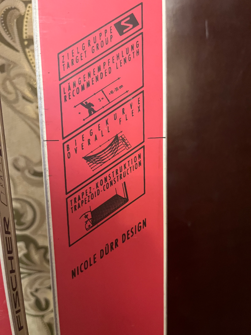 Яркий графикамен безендірілген коньки, ұсынылатын ұзындық пен конструкция туралы мәліметтері көрсетілген, 