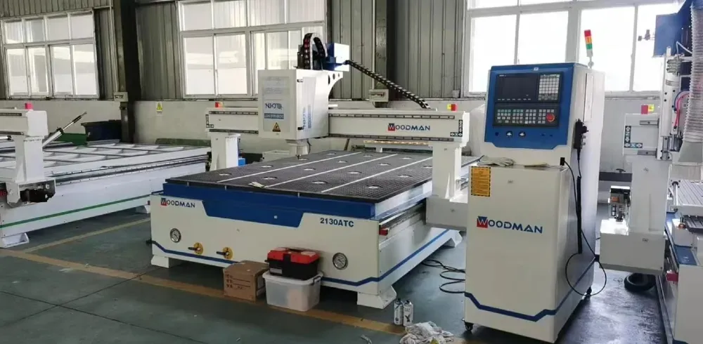 Станок WOODMAN 2130 ATC с контроллером в рабочем пространстве