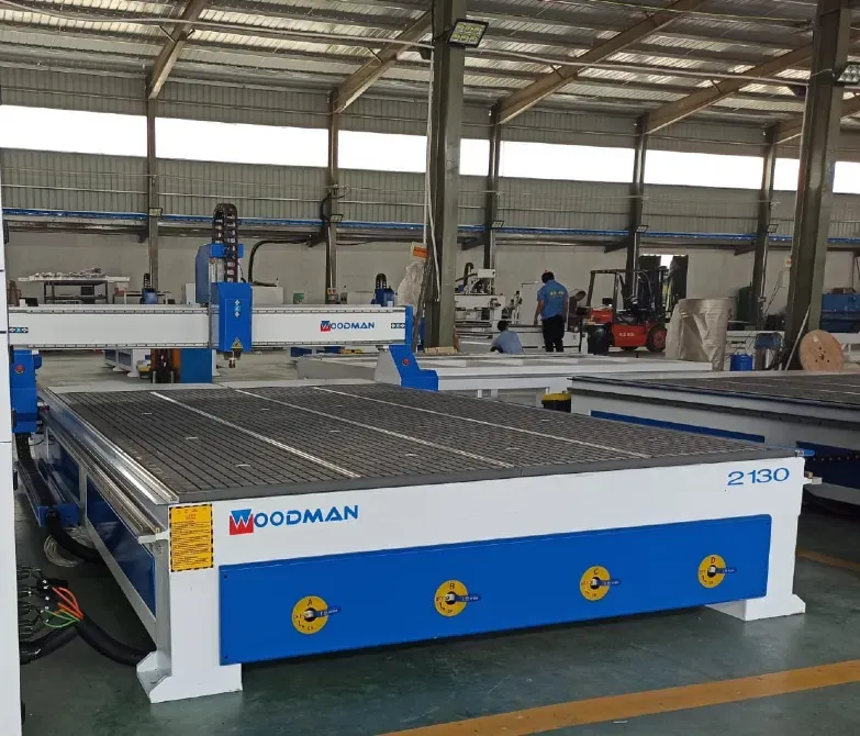 Станок для обработки дерева WOODMAN 2130 в производственном помещении