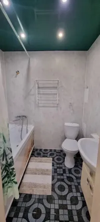 Заманауи ванна бөлмесі ванна және тазартылған дизайнымен.