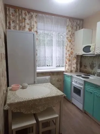 Кухня с холодильником и плитой