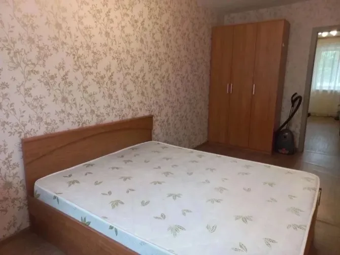 Кереуеті мен шкафы бар жатын бөлме