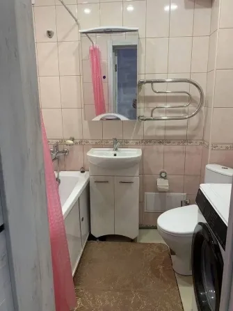Заманауи душы мен раковинасы бар ванна бөлмесі