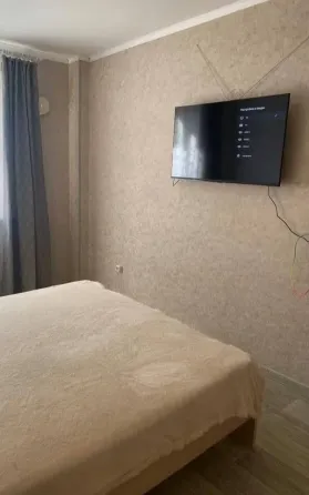 Спальня с телевизором на стене