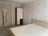 Бір жастықты төсек және шкафы бар жатын бөлме