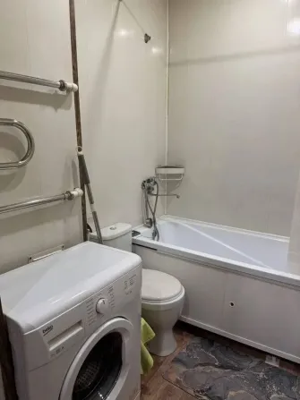 Қазіргі заманғы ванна бөлмесі ваннасымен және кір жуу машинасымен