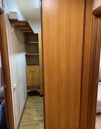 Коридор с шкафом и полками для хранения
