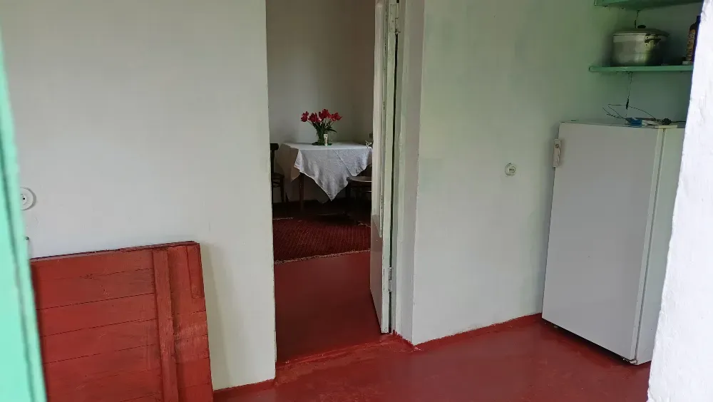 Вход в дом и холодильник на кухне