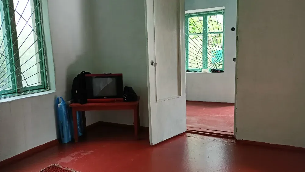 Телевизор мен екі есігі бар бөлме