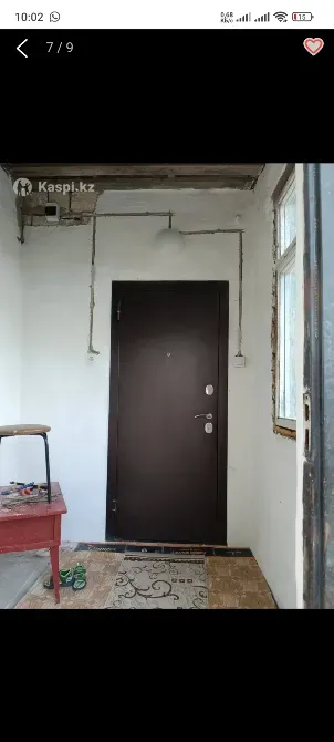 Коридордағы жаңа әрлеуімен және жөндеуімен кіреберіс есік