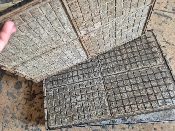 Лотки для упаковки, покрытые грязью