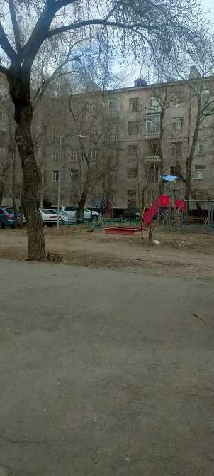 Детская площадка во дворе с качелями и горкой