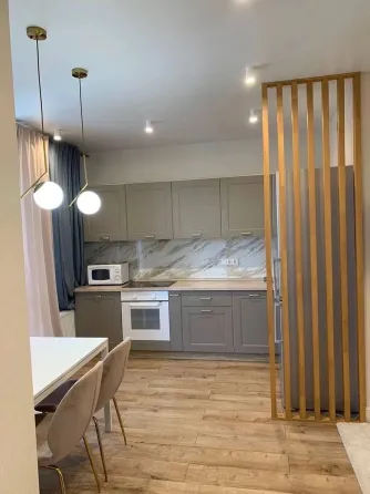 Современная кухня с светлыми тонами и marble-покрытием