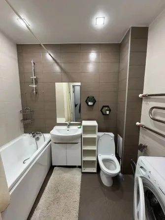 Ыңғайлы ванна бөлмесі ванна және ашық плиткалармен
