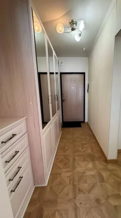 Прихожая с зеркальным шкафом и дверью входа