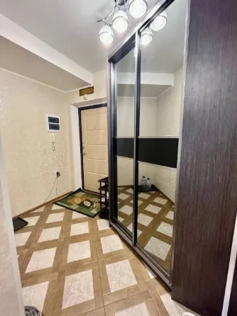 Прихожая с зеркальным шкафом и стильным полом