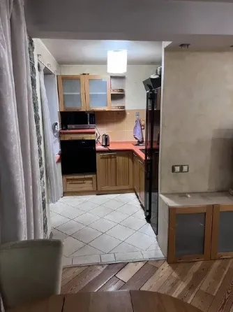 Кухня с кухонным гарнитуром и бытовой техникой