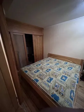 Спальня с деревянной мебелью и кроватью