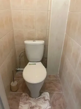 Қарапайым және заманауи дизайнымен әжетхана