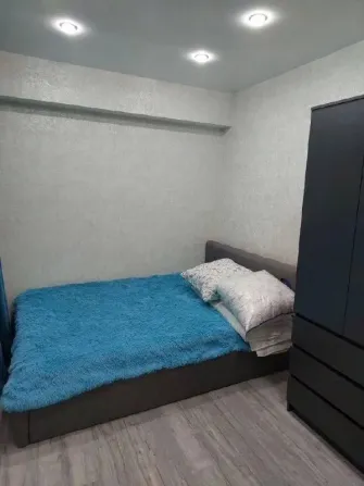 Заманауи жатын бөлмесі екі адамдық төсектерімен және жарық түсімен