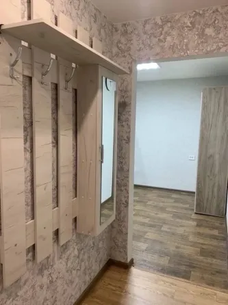 Современный коридор с зеркалом и вешалкой