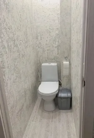 Уютный туалет с минималистичным дизайном