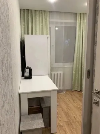 Ақ үстел және орындықтармен асхана аймағы