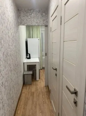 Тоңазытқыш және үстелмен коридор