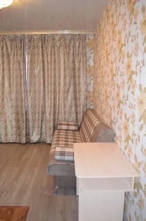 Ас үй бұрышы пеш, микротолқынды пеш және кір жуғыш машинамен түрлі-түсті қабырға қағаздарының фонында