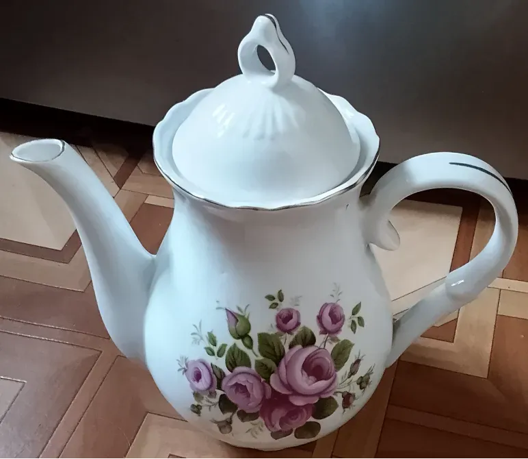Чайник с цветочным узором и крышкой