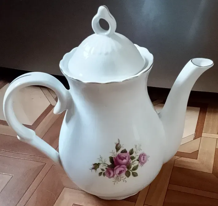 Чайник с цветами, боковой вид