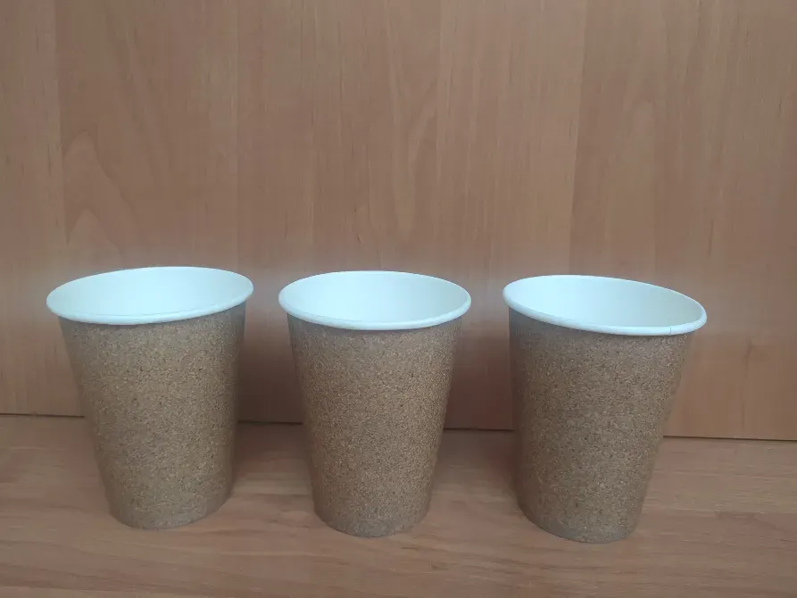 Три однотонные бумажные кружки коричневого цвета