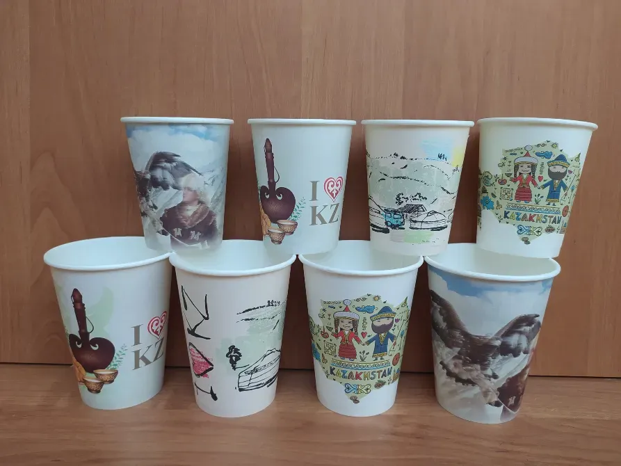 Кружки с различными дизайнами, представляющими Казахстан