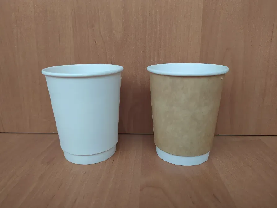 Две бумажные кружки разных оттенков (белая и коричневая)