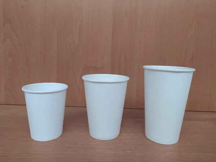 Три бумажные кружки разного размера белого цвета