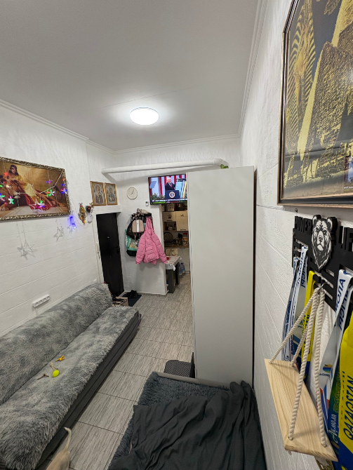 Интерьер квартиры с телевизором, диваном и кухней