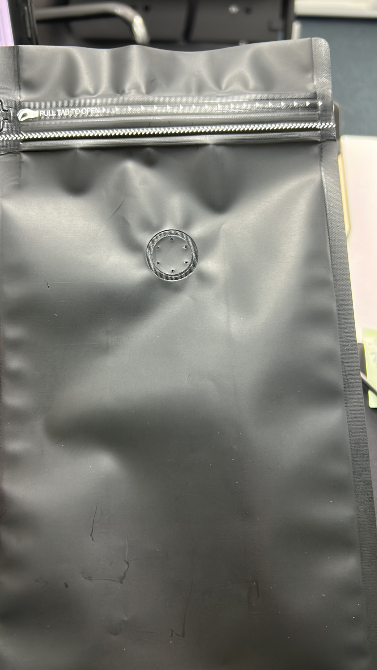 Жоғарғы жағынан қарағандағы жабық қара пакет