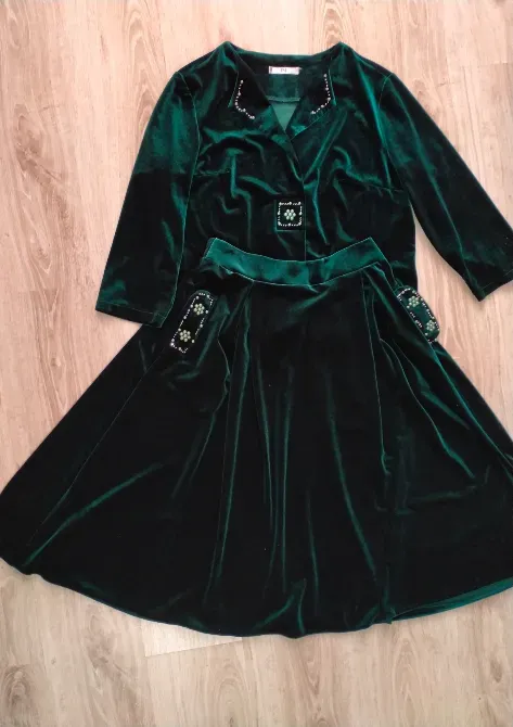 Зеленое бархатное платье с длинными рукавами и юбкой, украшенное вышивкой