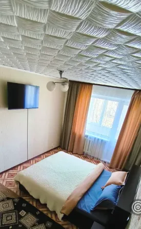 Спальня с двуспальной кроватью и освещением