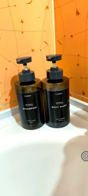 Упаковки шампуня и геля для душа на белой полке